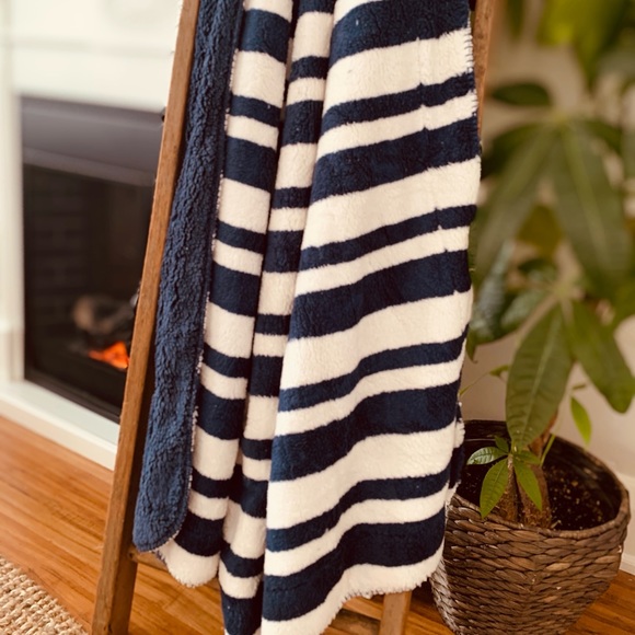 Super soft Sherpa blanket - Picture 4 of 5